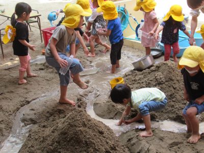 潮見幼稚園 長崎県佐世保市潮見町 シュタイナー教育の思想に基づく にじみ絵 蜜蝋粘土 オイリュトミーなどを取り入れ 自由遊び の時間を大切にしています Shiomi Kindergarten Sasebo Nagasaki Since 1956